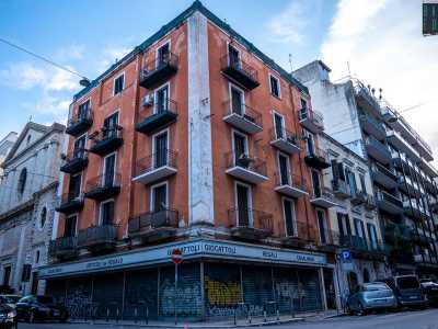 Risultato: i giocattolai stanno faticando. Persino il leggendario �Carrassi�, presente dal Dopoguerra in via Sagarriga Visconti, ha messo tutto in liquidazione, per aprire (forse) una sede pi� piccola in qualche altra parte della citt�